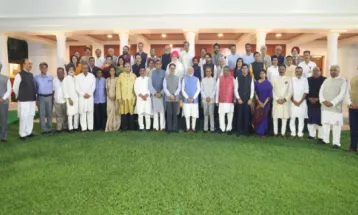 সর্বদল প্রতিনিধিদের সঙ্গে নৈশভোজ মোদির, স্রেফ চা খেলেন অভিষেক