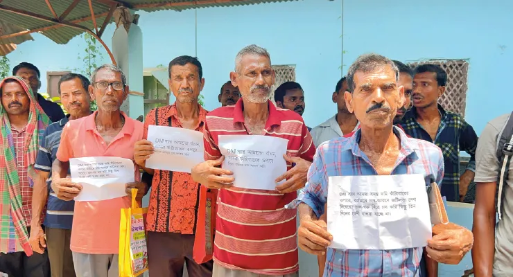 সীমান্তের ওপারে যেতে বাধা দেওয়ার অভিযোগ, জেলাশাসকের দ্বারস্থ চাষিরা