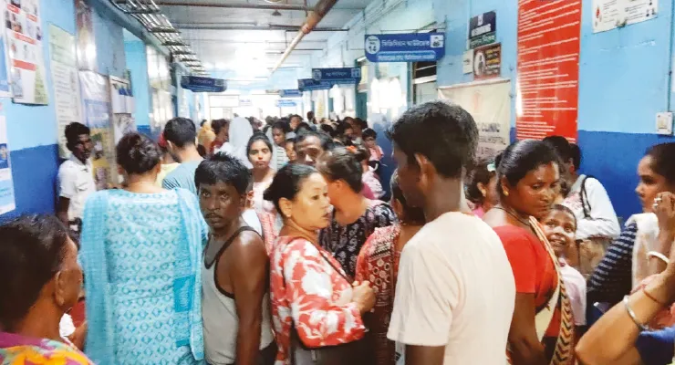 বীরপাড়া স্টেট জেনারেল হাসপাতাল: দুপুর ১২টাতেও শিশু বিভাগে দেখা নেই চিকিৎসকের, বিক্ষোভ