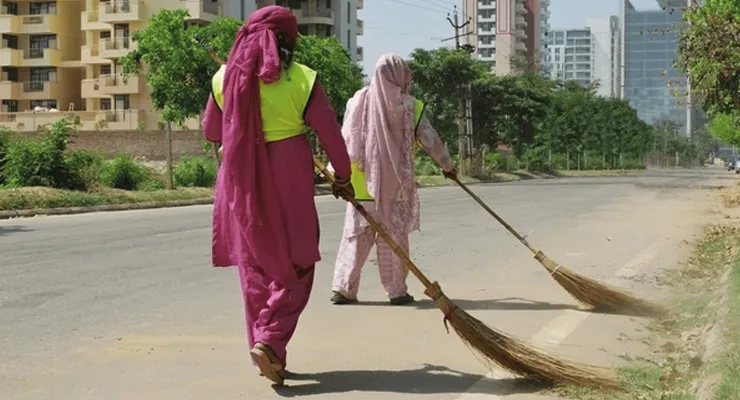 তৃণমূল কাউন্সিলারদের দ্বন্দ্বে পুরসভা এলাকায় সাফাই বন্ধ