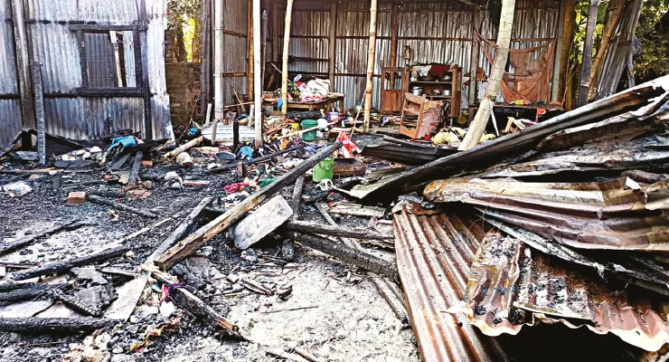 বালুরঘাট: শর্ট সার্কিট, পুড়ে ছাই চারটি ঘর, বিপুল ক্ষতি, প্রাণে বাঁচল পরিবার