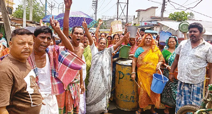 পুরাতন মালদহে পানীয় জলের দাবিতে অবরোধ