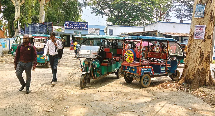 মৌলপুর হাসপাতালের ভিতরে গড়ে উঠেছে টোটো ‘স্ট্যান্ড’, ক্ষুব্ধ রোগীরা
