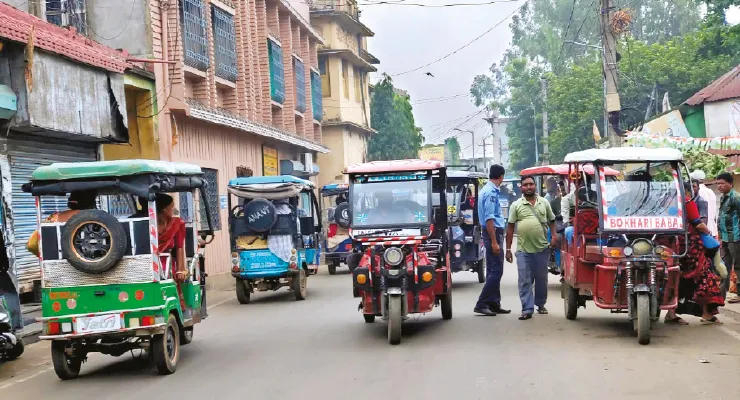 স্ট্যান্ড থাকতেও বোলপুর স্টেশন চত্বরে যত্রতত্র টোটো পার্কিং, নাজেহাল যাত্রীরা