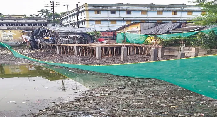 অন্ধকারের আড়ালে বেআইনি নির্মাণ, পুকুর বাঁচাতে রাত পাহারায় বাসিন্দারা