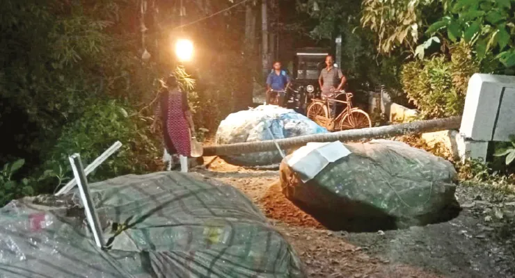 বারুইপুরে বেহাল রাস্তা মেরামতের দাবি, অবরোধ