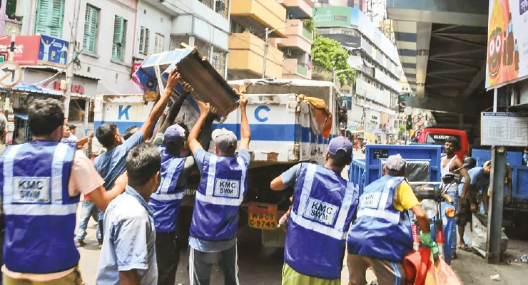 ভবঘুরে- ফুটপাতবাসীদের তল্পিতল্পা সরানো  হলেও নাইট শেল্টারে যেতে রাজি নয় কেউ