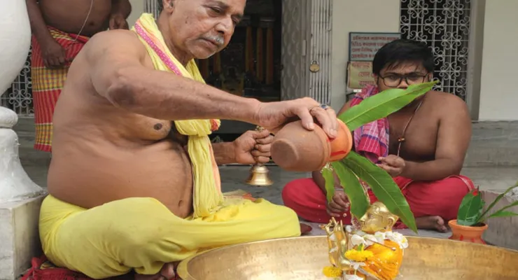 রথ যাত্রার আগে আজ, বুধবার কোচবিহারের মদনমোহনকে ১০৮ কলস জল দিয়ে স্থান করানো হল