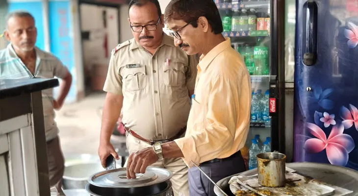 ময়নাগুড়ি শহরের নতুন বাজারে চলছে ক্রেতা সুরক্ষা দপ্তর ও খাদ্য সুরক্ষা দপ্তরের অভিযান