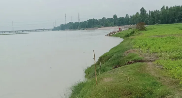বাঁধের কাজ অসম্পূর্ণ, ভাঙনের আশঙ্কায় ময়নাতলির বাসিন্দারা
