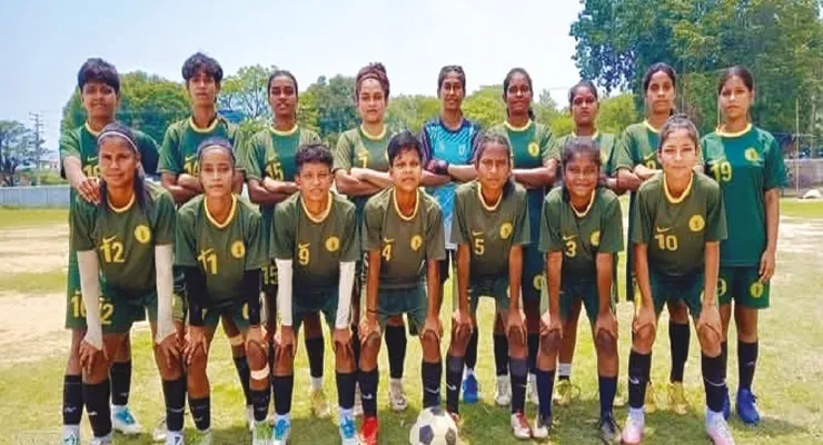 বাংলার মেয়েদের ফুটবলার হওয়ার স্বপ্নপূরণ করছে উপেক্ষিত মালবহালের রুক্ষ-শুষ্ক মাঠ