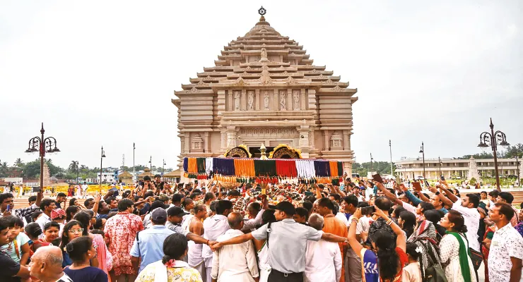 স্নানযাত্রা সম্পন্ন, ৫৬ ভোগে মমতার বাড়ির আম-কাঁঠাল