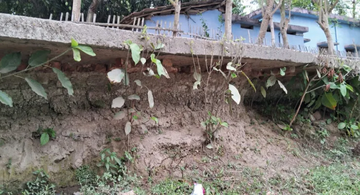 রতুয়ায় ‘ঝুলছে’ রাস্তা, ঝুঁকির যাত্রা বাসিন্দাদের