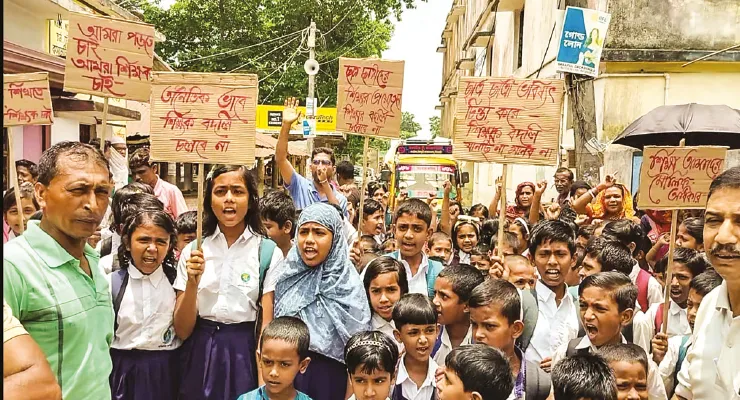 একের পর এক শিক্ষকের বদলি পড়ুয়া ও অভিভাবকদের বিক্ষোভ