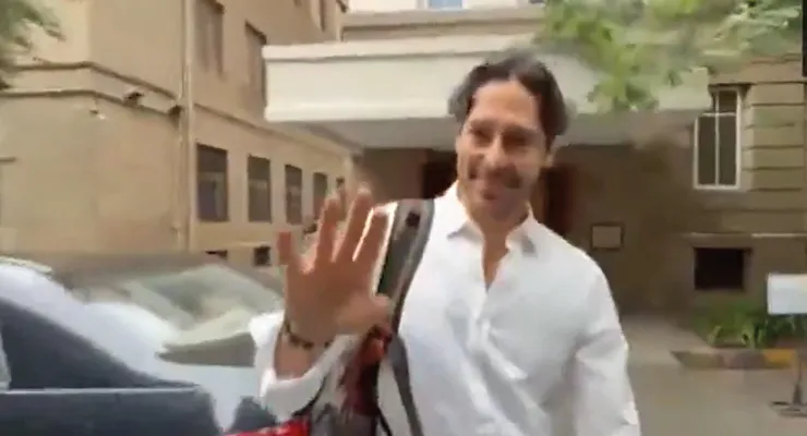 ইডির দপ্তরে হাজিরা দিলেন অভিনেতা ডিনো মোরিয়া