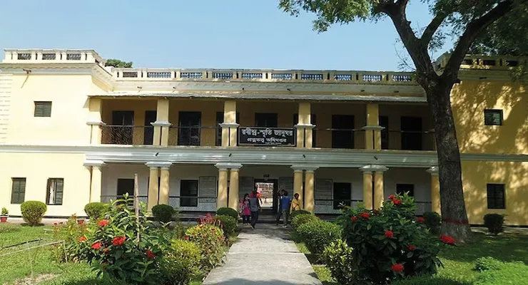 বাংলাদেশের সিরাজগঞ্জে কবিগুরু রবীন্দ্রনাথ ঠাকুরের পৈতৃক বাড়িতে হামলা চালাল দুষ্কৃতীরা, ভাঙচুর করা হয়েছে একাধিক আসবাবপত্র