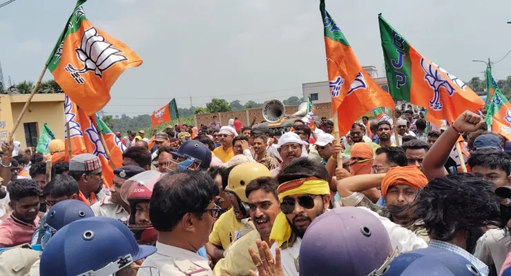 আসানসোলের বারবনিতে পুলিস ও বিজেপি কর্মীদের মধ্যে তুমুল ধস্তাধস্তি