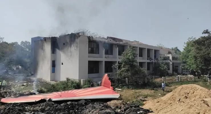 আহমেদাবাদ বিমান দুর্ঘটনা: এয়ার ইন্ডিয়ার ফ্লাইটের ধাক্কা চিকিৎসকদের হস্টেলে, মৃত ৫, জখম একাধিক মেডিক্যাল পড়ুয়া