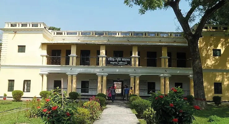 কবিগুরু রবীন্দ্রনাথ ঠাকুরের পৈতৃক বাড়িতে হামলা চালাল দুষ্কৃতীরা