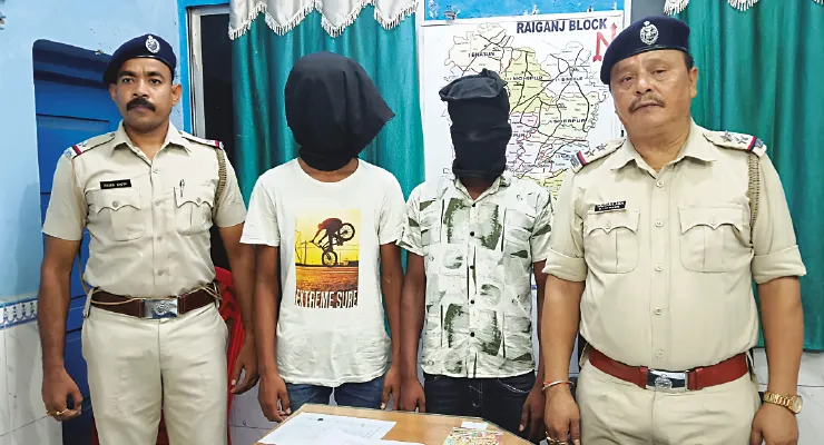 রায়গঞ্জে বাইকের সিটের তলা থেকে আগ্নেয়াস্ত্র উদ্ধার, গ্রেপ্তার দুই যুবক
