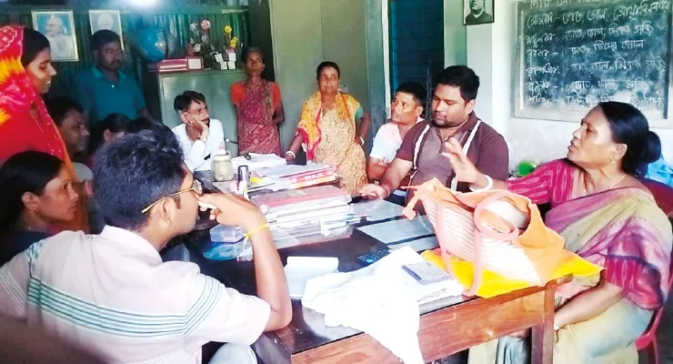 পূর্ব বাইশগুড়ি প্রাথমিক বিদ্যালয়ে বেলা ১২টাতেও দেখা নেই শিক্ষিকাদের, ক্ষোভ