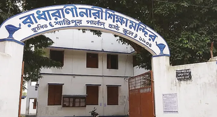 নিয়ম মেনে সকাল ১০টা ৪০ মিনিটে গেট বন্ধ, স্কুল গেট খোলাতে শান্তিপুরের বিধায়কের দ্বারস্থ অভিভাবকরা