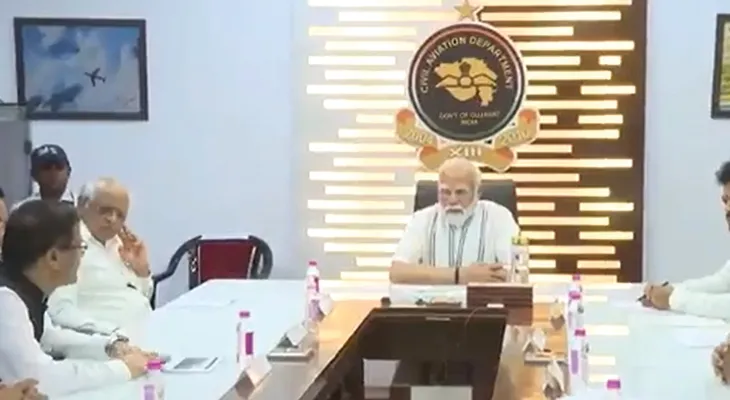 আমেদাবাদে বিমান দুর্ঘটনা: বিমানবন্দরে আধিকারিকদের সঙ্গে পর্যালোচনা বৈঠক করেছেন প্রধানমন্ত্রী নরেন্দ্র মোদি
