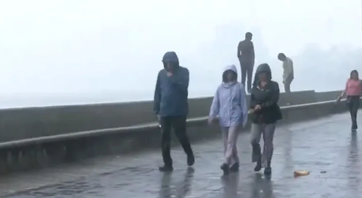 মুম্বইতে ব্যাপক বৃষ্টি, জলমগ্ন একাধিক এলাকা
