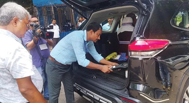 বিধানসভায় বিধায়কদের গাড়িতে তল্লাশি, ‘তুলসী গাছ খোঁজা হচ্ছে’, দাবি বিজেপির