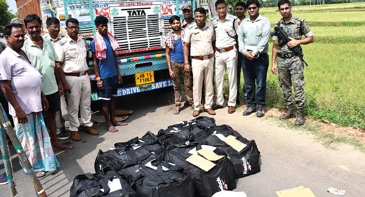 লালগড়ে লরির কেবিন থেকে উদ্ধার ২ হাজার বোতল কাশির সিরাপ, ধৃত দুই