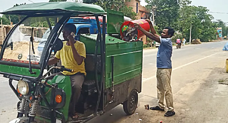 কঠিন বর্জ্য ব্যবস্থাপনা চালু হওয়ায় আয় বেড়েছে শালবনী পঞ্চায়েতের
