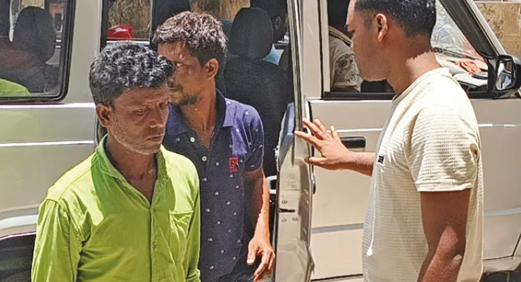 কৃষ্ণনগরে অবৈধ মদের ঠেকে অভিযানে গিয়ে আক্রান্ত পুলিস, পাকড়াও দু’জন