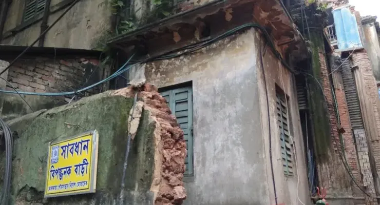 কেন ভাঙা যাচ্ছে না বিপজ্জনক বাড়ি, ব্যানার লাগাবে পুরসভা