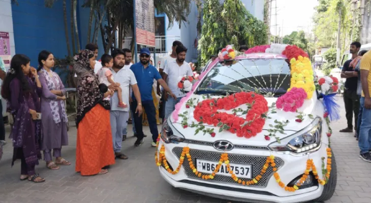 সদ্যোজাত কন্যাকে নিয়ে চাঁচল ১ ব্লকে শোভাযাত্রা বাবার