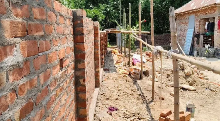 চাঁচলের গৌরীপুরে সরকারি জমি দখল করে নির্মাণ