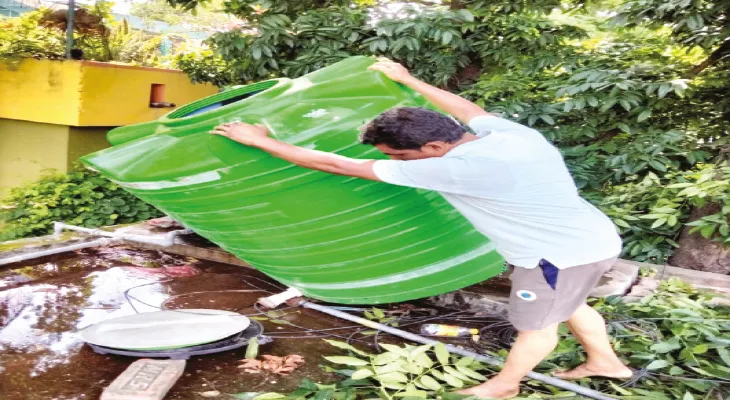 ‘বর্তমান’-এর খবরের জেরে বহরমপুরের স্কুলে জলাধার ও পাইপলাইন সাফাই শুরু