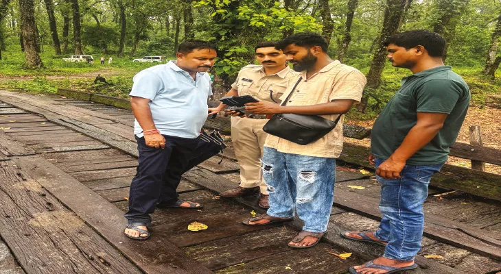 ময়নাগুড়িতে দু’টি এটিএম লুট, গজলডোবায় গাড়ি ফেলে বৈকুণ্ঠপুর জঙ্গলে আত্মগোপন দুষ্কৃতীদের