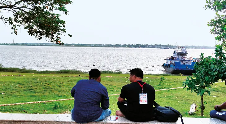রাজ্য সম্মেলন ছেড়ে প্রতিনিধিরা ঝাঁক  বেঁধে ঘুরে বেড়ালেন হলদি নদীর তীরে