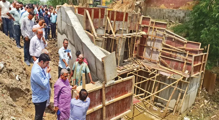 ঘাটালে স্লুইস গেটগুলির কাজের  গতিপ্রকৃতি পরিদর্শন সেচমন্ত্রীর