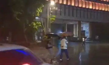 মুম্বইয়ের একাধিক এলাকায় হাল্কা বৃষ্টি চলছে