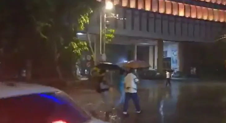 মুম্বইয়ের একাধিক এলাকায় হাল্কা বৃষ্টি চলছে