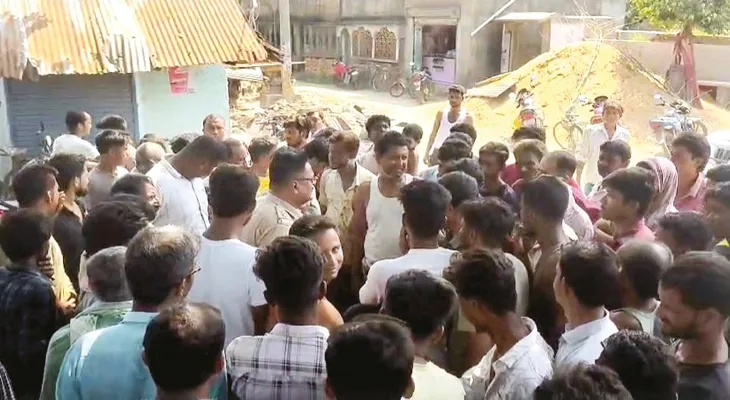 বহরমপুরের টিকটিকিপাড়ায় বিদ্যুৎকর্মীদের আটকে বিক্ষোভ