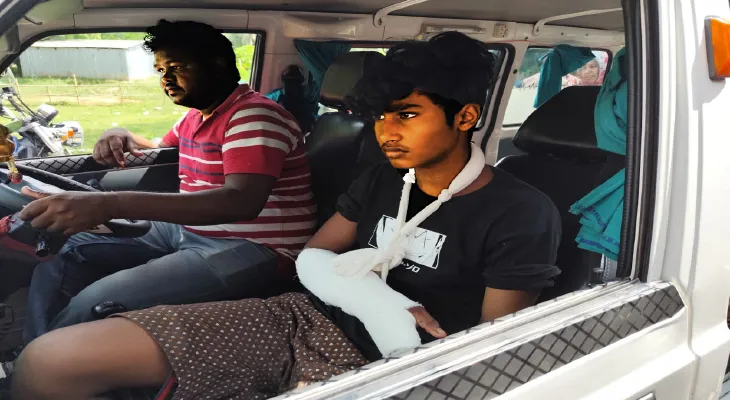 বধূর কাটারির কোপে ক্ষতবিক্ষত ছাত্রের হাত
