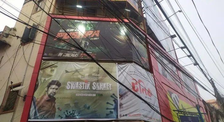 শিয়ালদহে প্রাচী সিনেমা হলের কার্নিস ভেঙে গুরুতর জখম ২ মহিলা ও তিন বছরের শিশু
