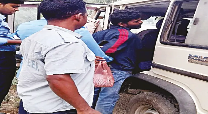 বাংলার বাড়ির টাকা হাতাতে বৃদ্ধাকে খুনের চেষ্টা, যুবককে গাছে বেঁধে পুলিসে দিল জনতা
