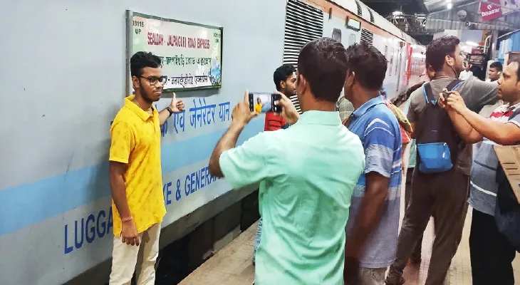 ‘হামসফর’-এর প্রথম যাত্রা ঘিরে মধ্যরাতে উন্মাদনা স্টেশনগুলিতে