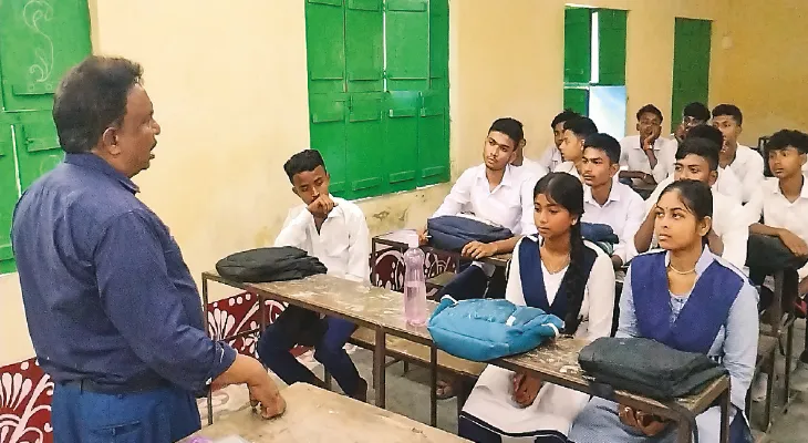 অবসরের ৫ বছর পরও বিনা বেতনে স্কুলে দর্শন পড়ান ইলিয়াস মালিতা