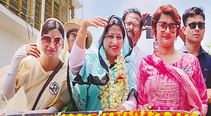 ভোটের আগে শেষ রবিবার প্রচারে ঝড় তৃণমূলের, টক্কর বাম-কংয়ের, দলের তারকা বিধায়ক হিরণকে সঙ্গে নিয়ে ঘুরলেন বিজেপি প্রার্থী