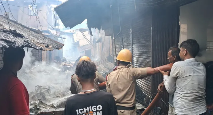 মধ্যরাতে কলকাতার বাজারে বিধ্বংসী আগুন, পুড়ে ছাই হাজারের বেশি দোকান