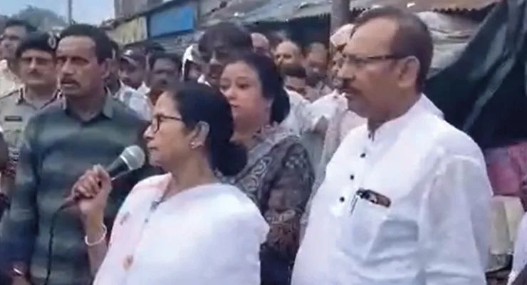 খিদিরপুরের পুড়ে যাওয়া বাজার পরিদর্শন মমতার, আর্থিক ক্ষতিপূরণের ঘোষণা